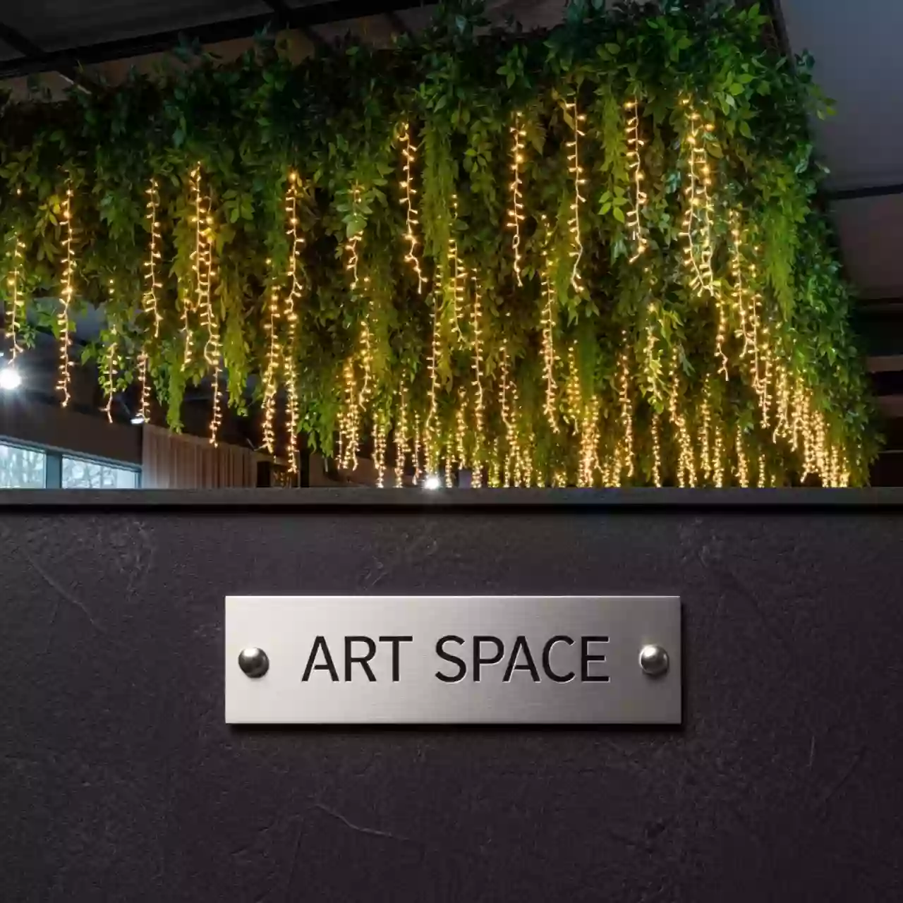 Аренда Оформление потолка зеленью и гирляндами в ресторане «Высота 5642» — ART SPACE