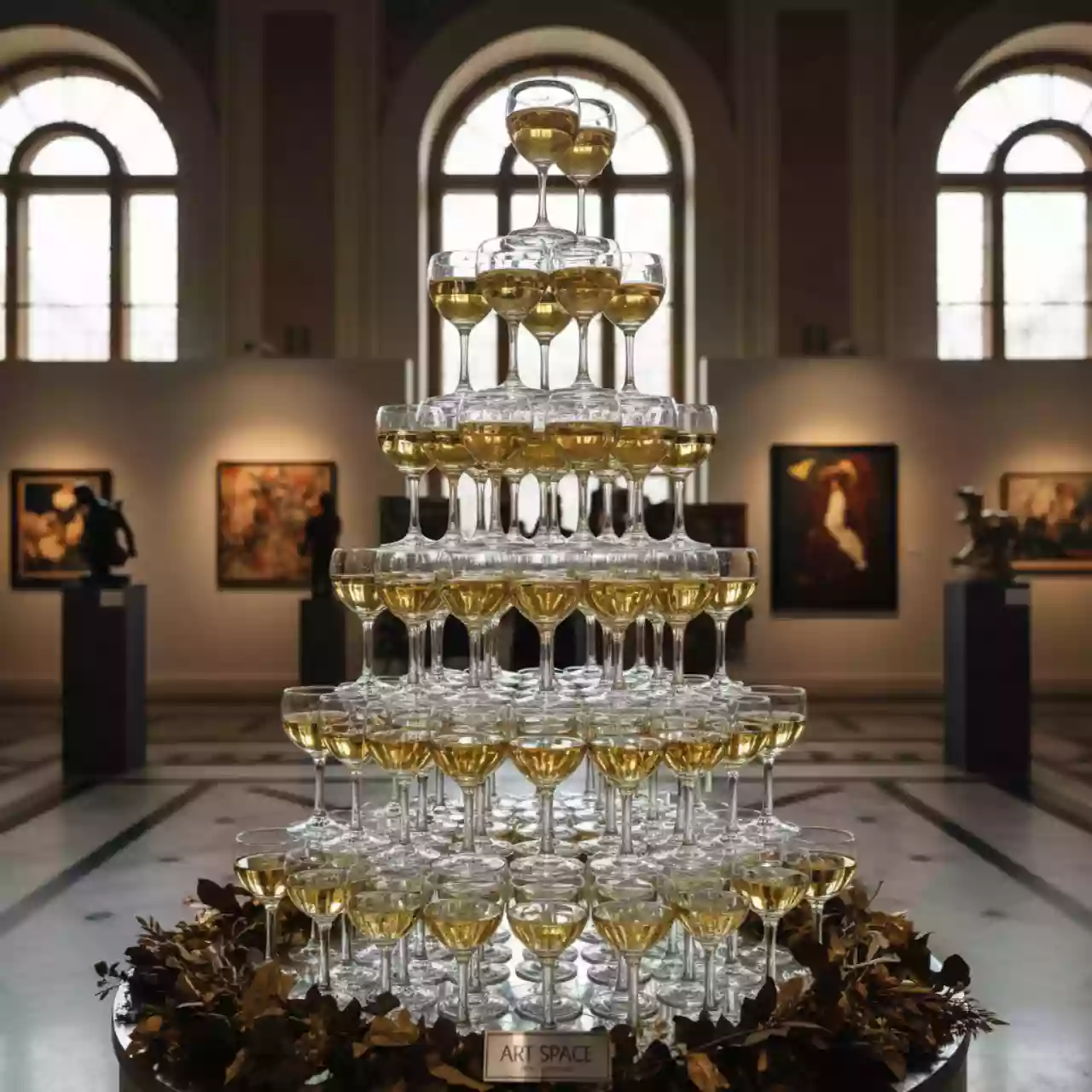 Аренда Пирамида из шампанского 165 бокалов 9 ярусов в усадьбе Голицына — ART SPACE