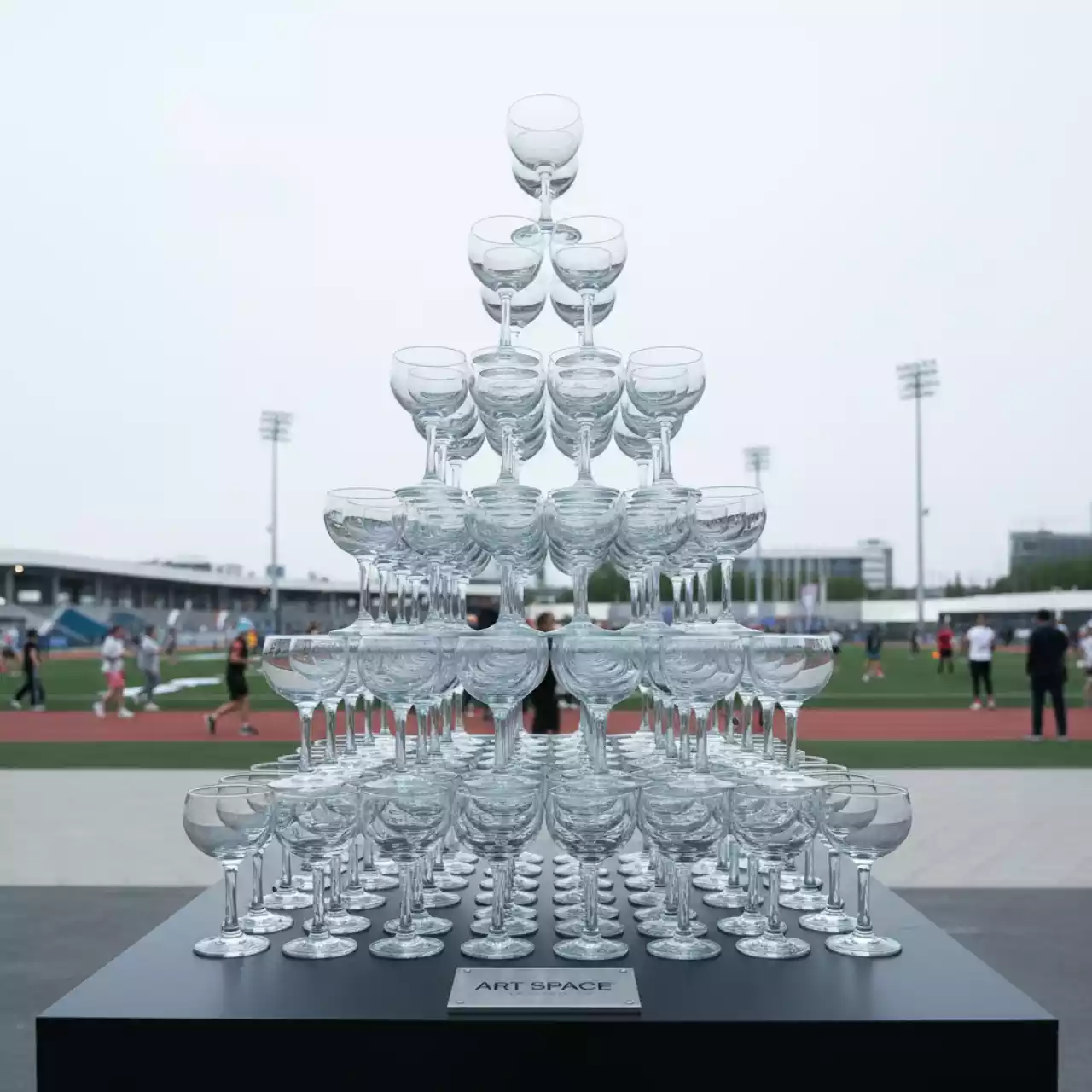Аренда Пирамида из шампанского 84 бокала в парке «Ривьера» — ART SPACE
