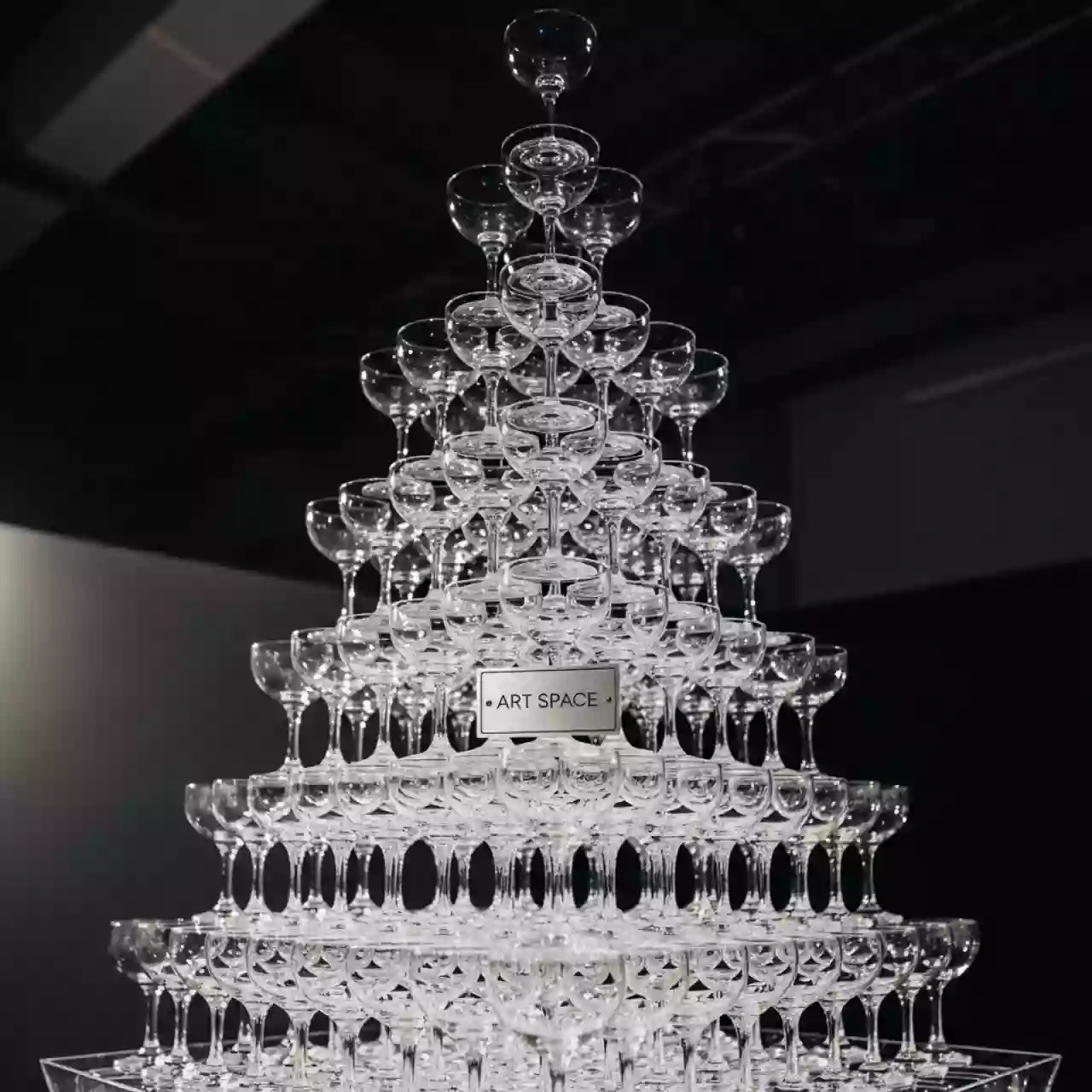 Аренда Пирамиды из шампанского 165 бокалов на арене «Фишт» — ART SPACE