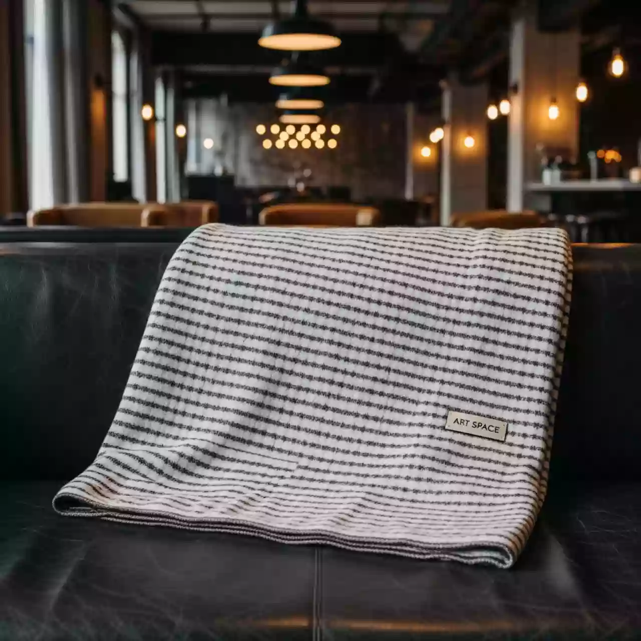 Аренда Плед из искусственной шерсти бело коричневый 140х205 см в отеле Radisson Lazurnaya — ART SPACE