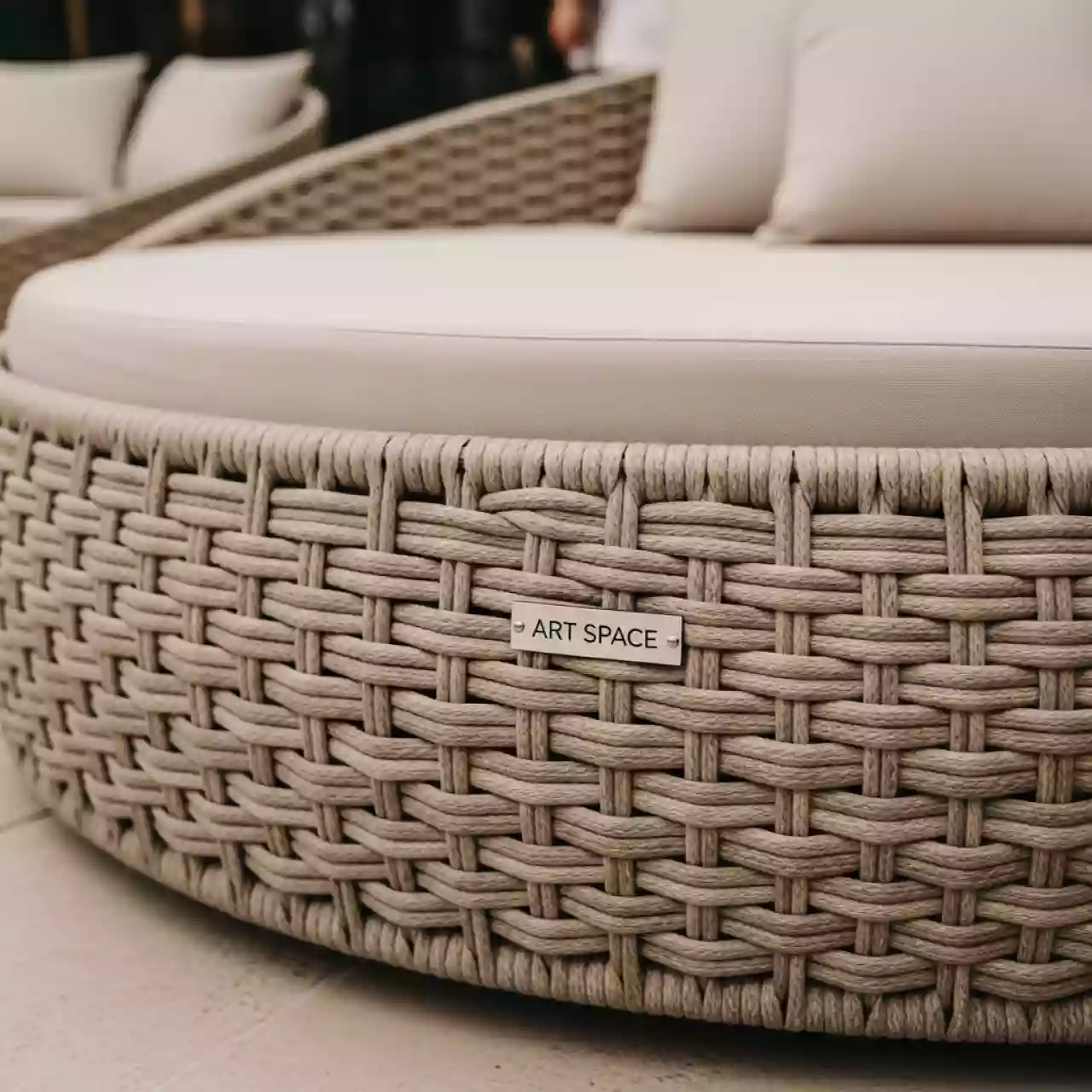 Аренда Плетеная круглая кровать Стильяно бежевая в пляжном клубе Del Mar — ART SPACE