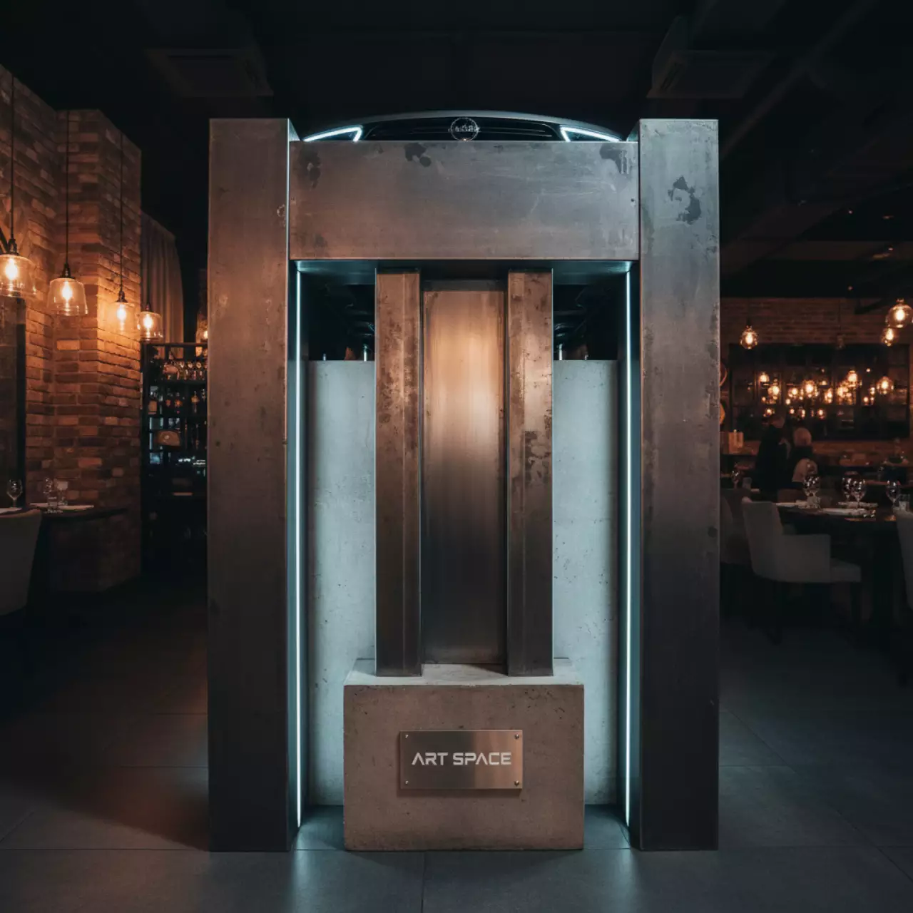 Аренда Подиум эксклюзивный под автомобиль KIA в ресторане «Баран-Рапан» — ART SPACE