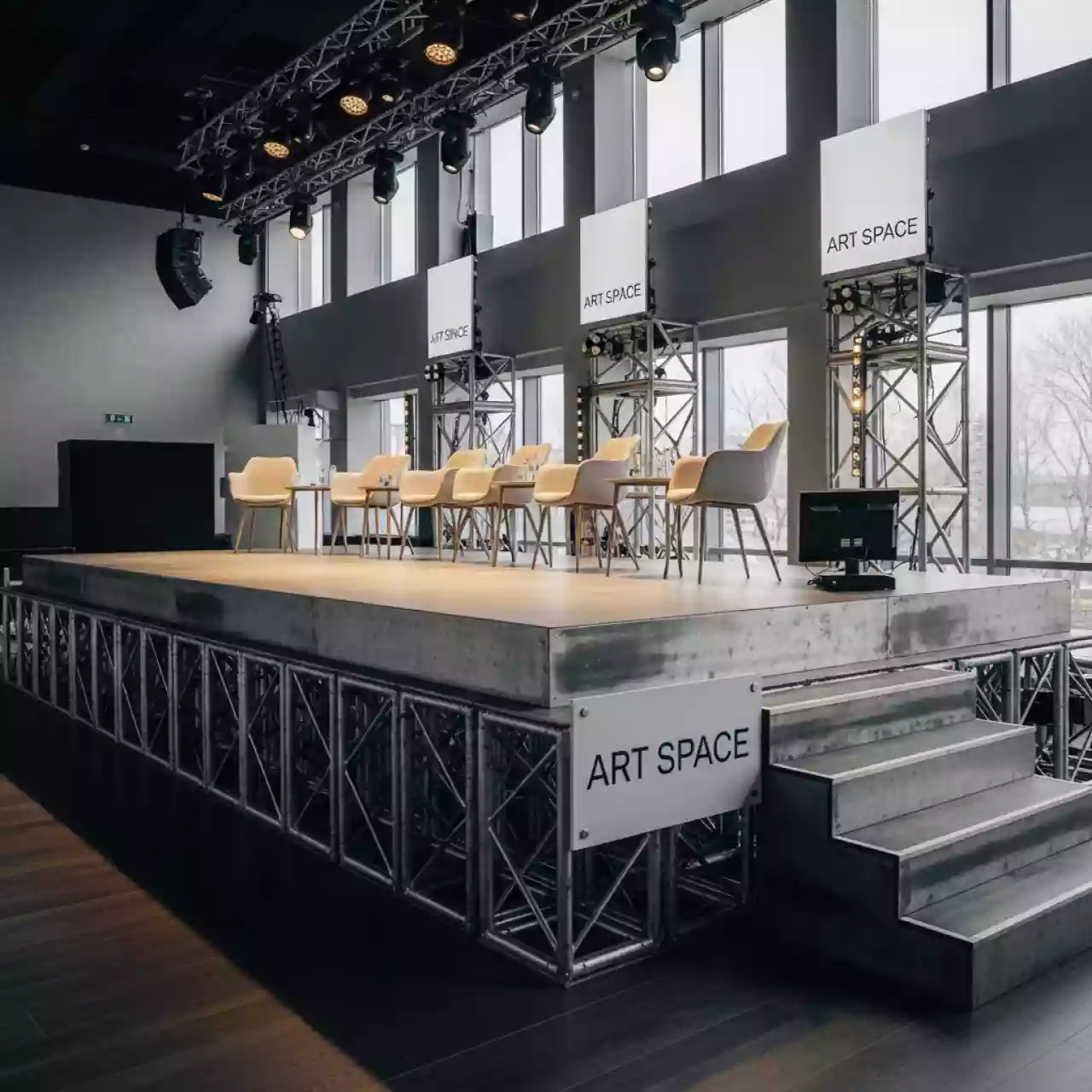 Аренда Подиум сценический 14х10 м в ресторане «Магадан» — ART SPACE