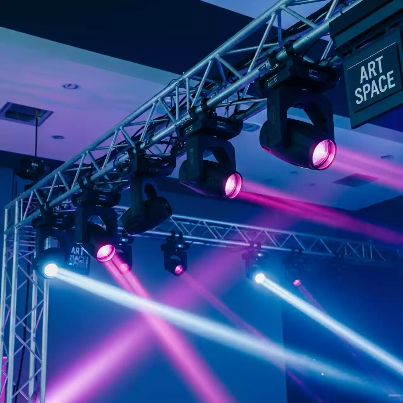 Аренда Полнопортный прожектор Clay Paky Sharpy в Pullman Sochi Centre — ART SPACE