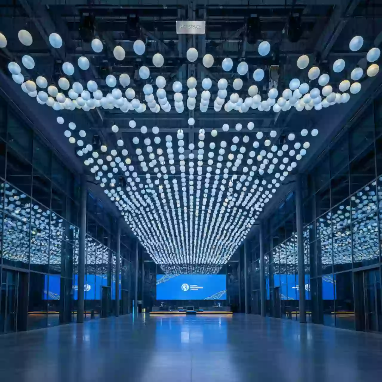 Аренда Потолок подвижный из светящихся шаров на лебедках в Университете «Сириус» — ART SPACE