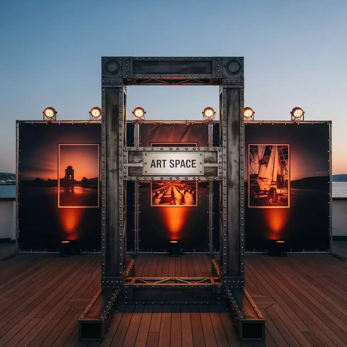 Аренда Пресс волл с фотоизображениями на теплоходе «Дагомыс» — ART SPACE