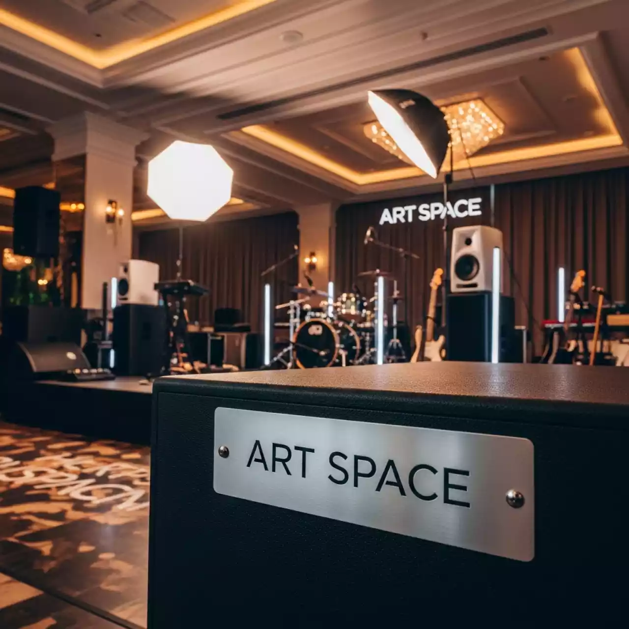 Аренда Райдеры артистов оригинальные в ресторане «D.O.M» — ART SPACE