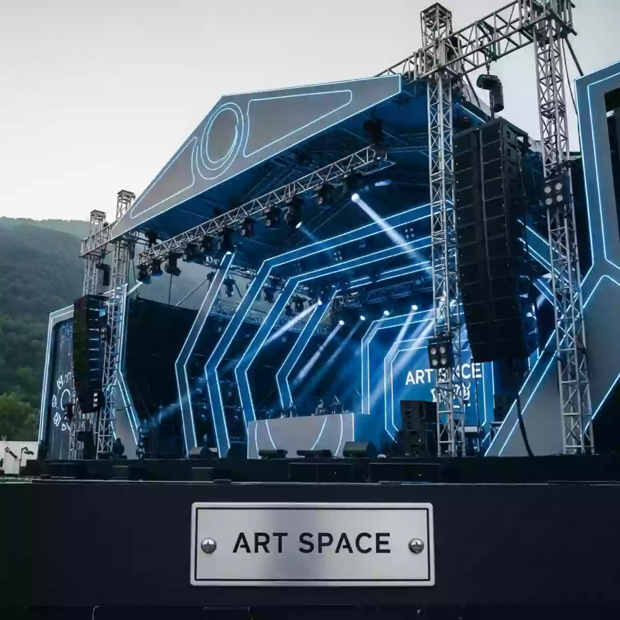 Аренда Сцена 6х8 м инсталляция звукового и светового оборудования в Гранд Отель Поляна — ART SPACE