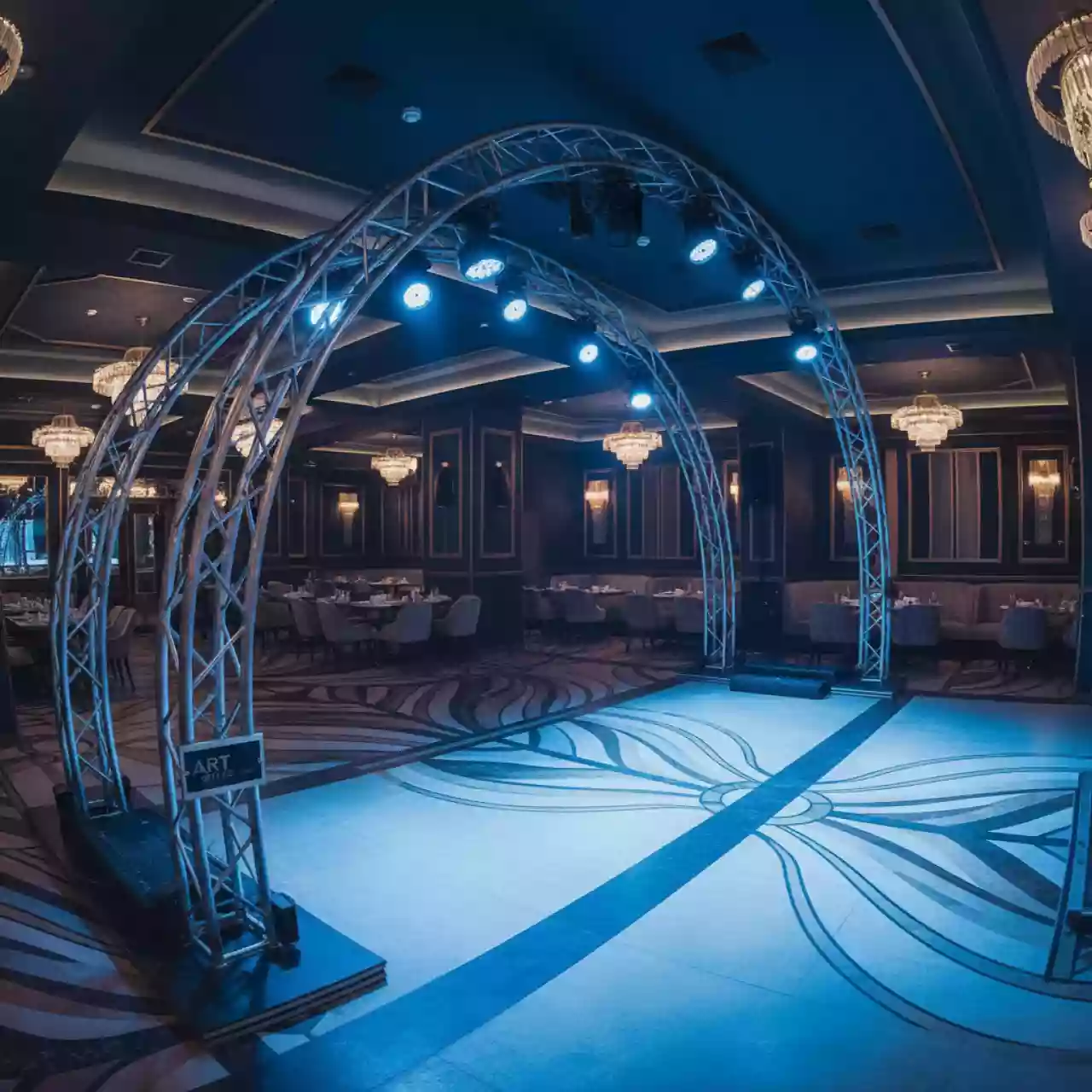 Аренда Сцена арочная 20х14 м металлик в ресторане «Магадан» — ART SPACE