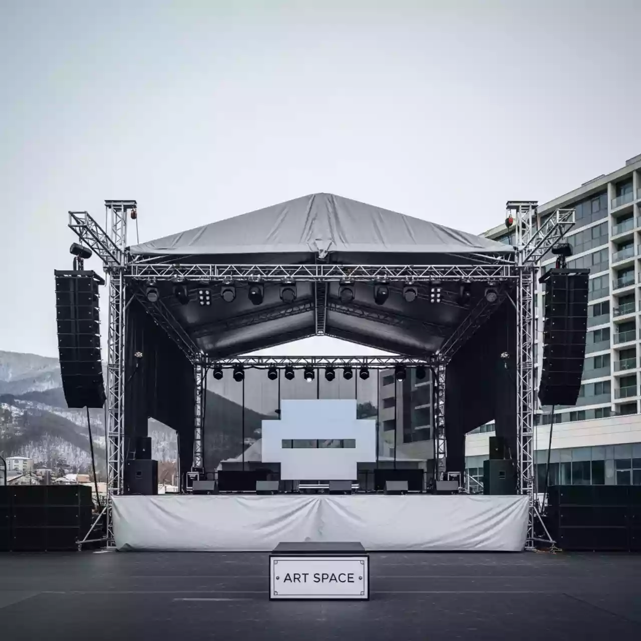 Аренда Сцена двускатная 12х10 м металлик в Courtyard by Marriott Sochi — ART SPACE
