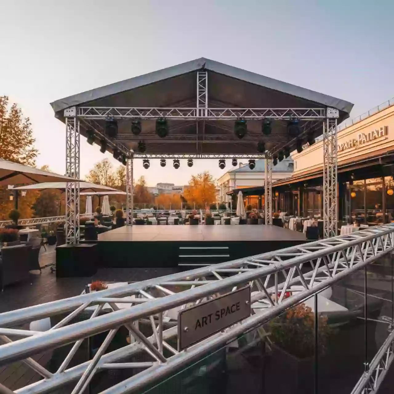 Аренда Сцена односкатная 12х10 м металлик в ресторане «Баран-Рапан» — ART SPACE