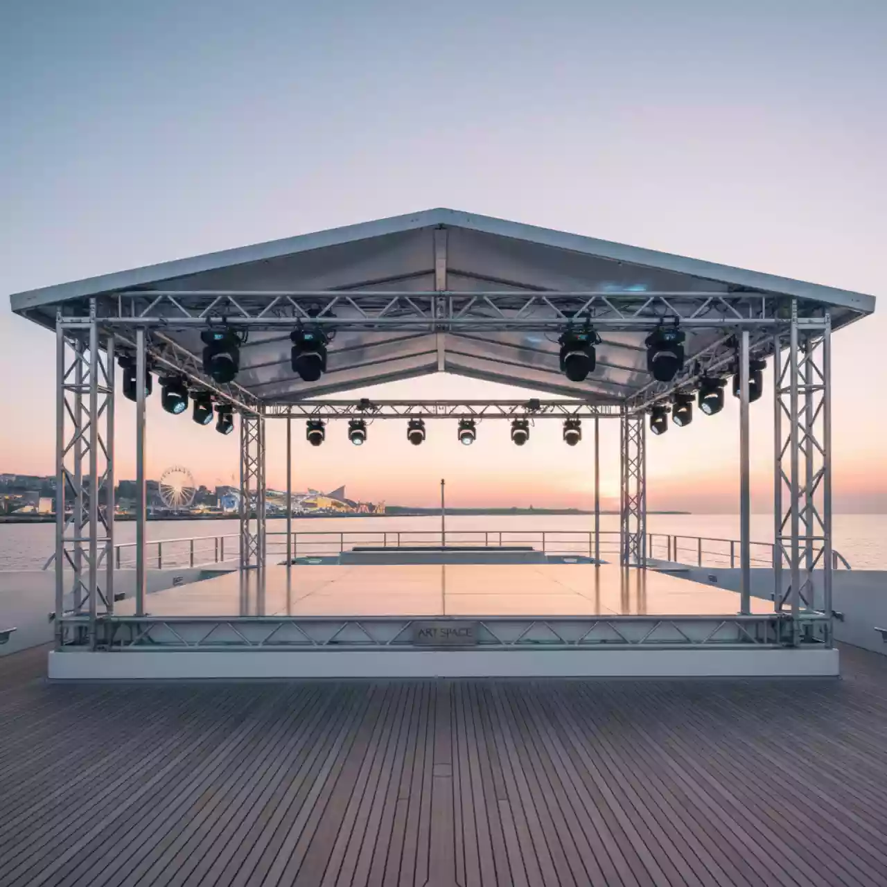 Аренда Сцена односкатная 14х10 металлик на VIP-яхте (Имеретинский порт) — ART SPACE