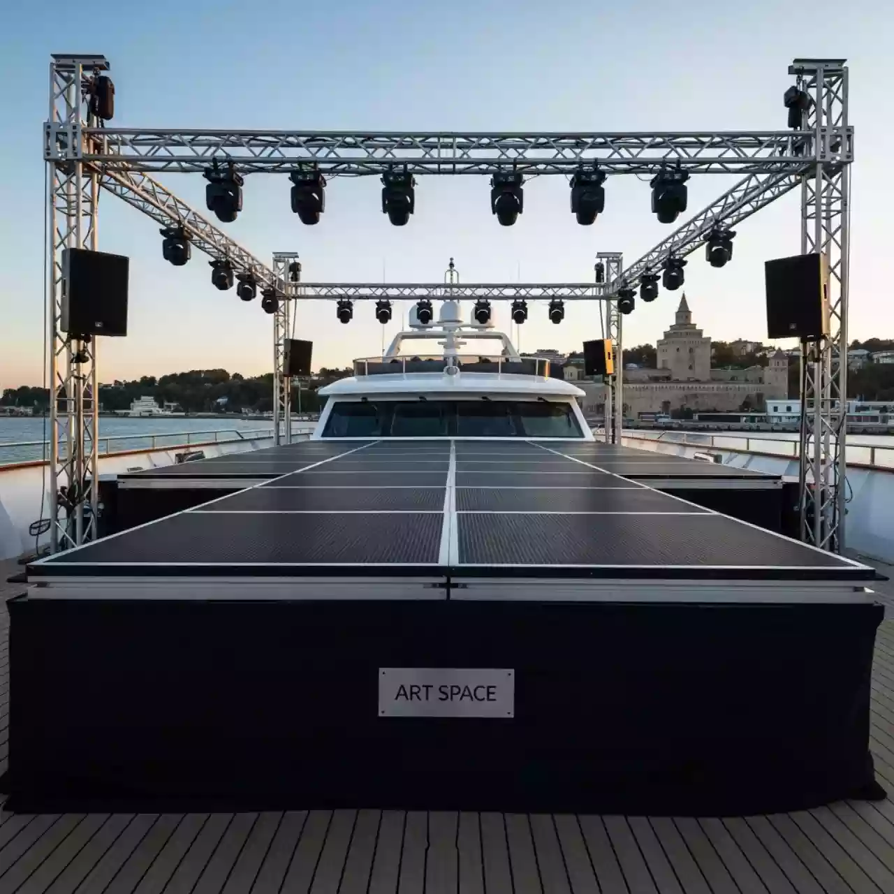 Аренда Сцена разборная 14х10 м на VIP теплоходе (Морпорт Сочи) — ART SPACE