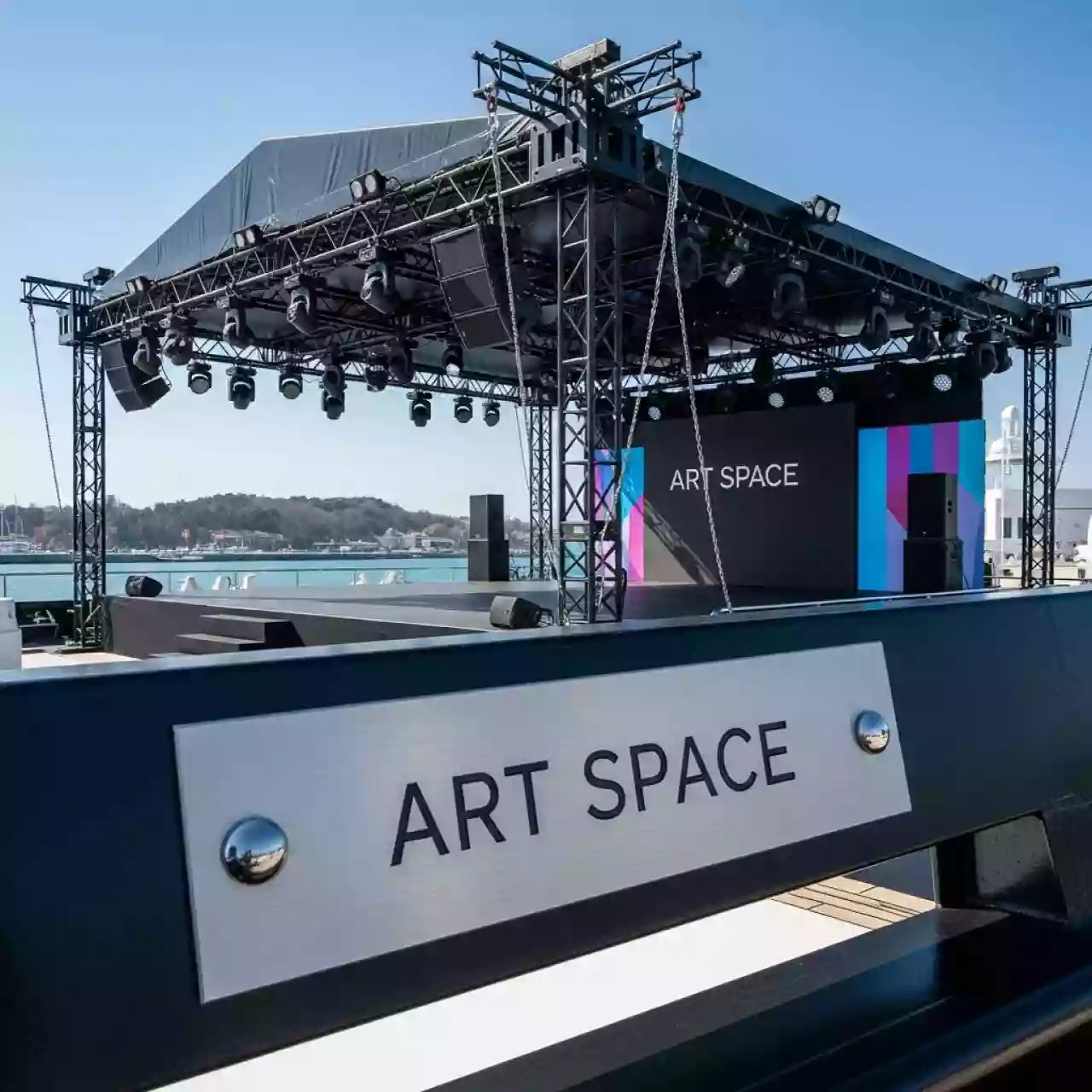 Аренда Сцена с крышей из ферм и подъемников на VIP теплоходе (Морпорт Сочи) — ART SPACE