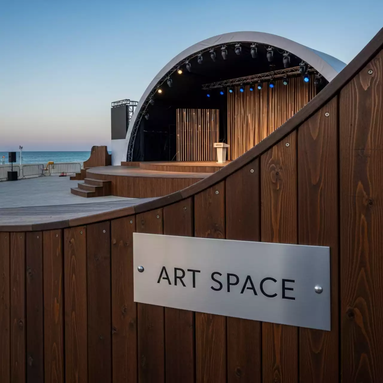 Аренда Сцена с полукруговым вылетом на пляже «Ривьера» — ART SPACE