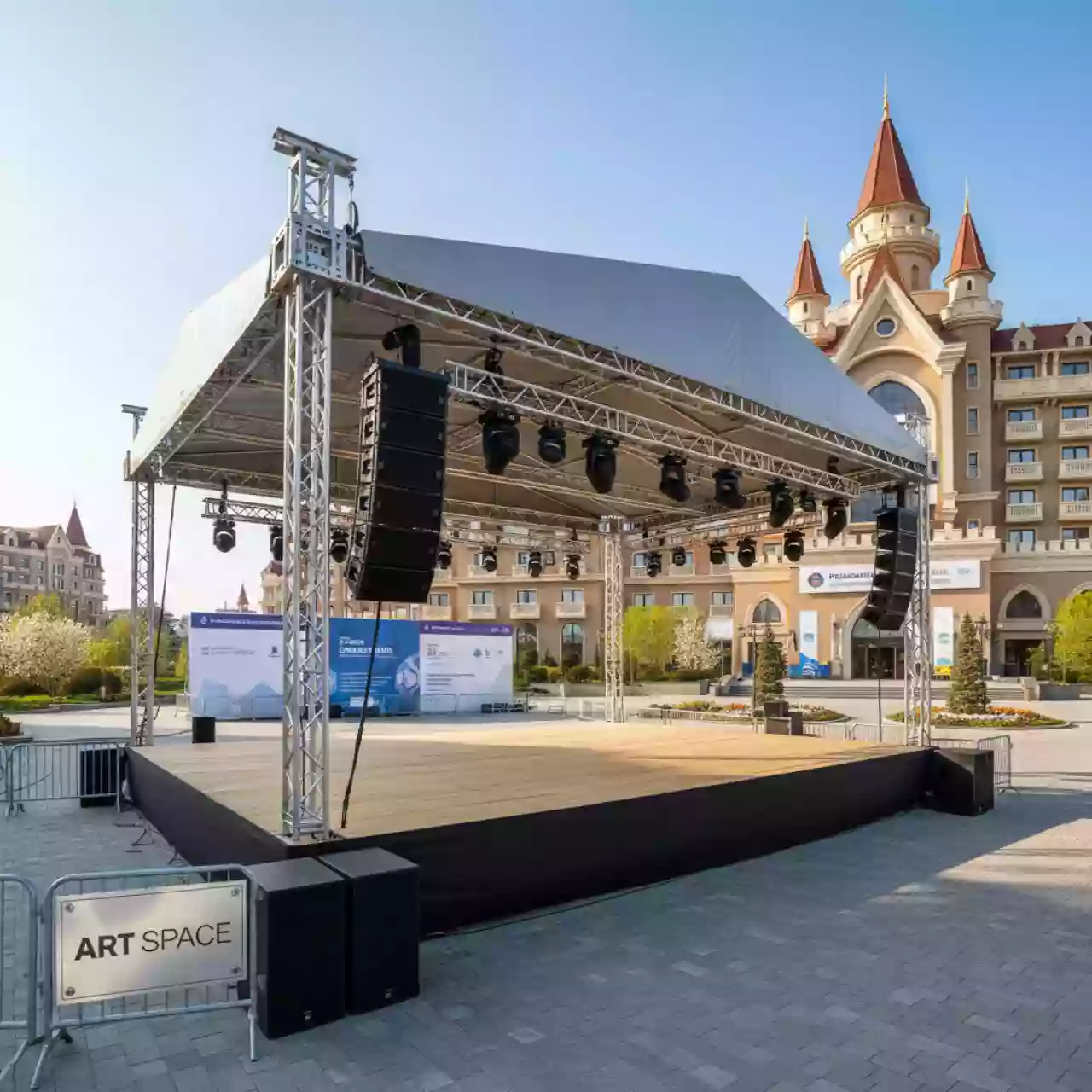 Аренда Сцены Layher с крышей 12х8 м в отеле «Богатырь» — ART SPACE