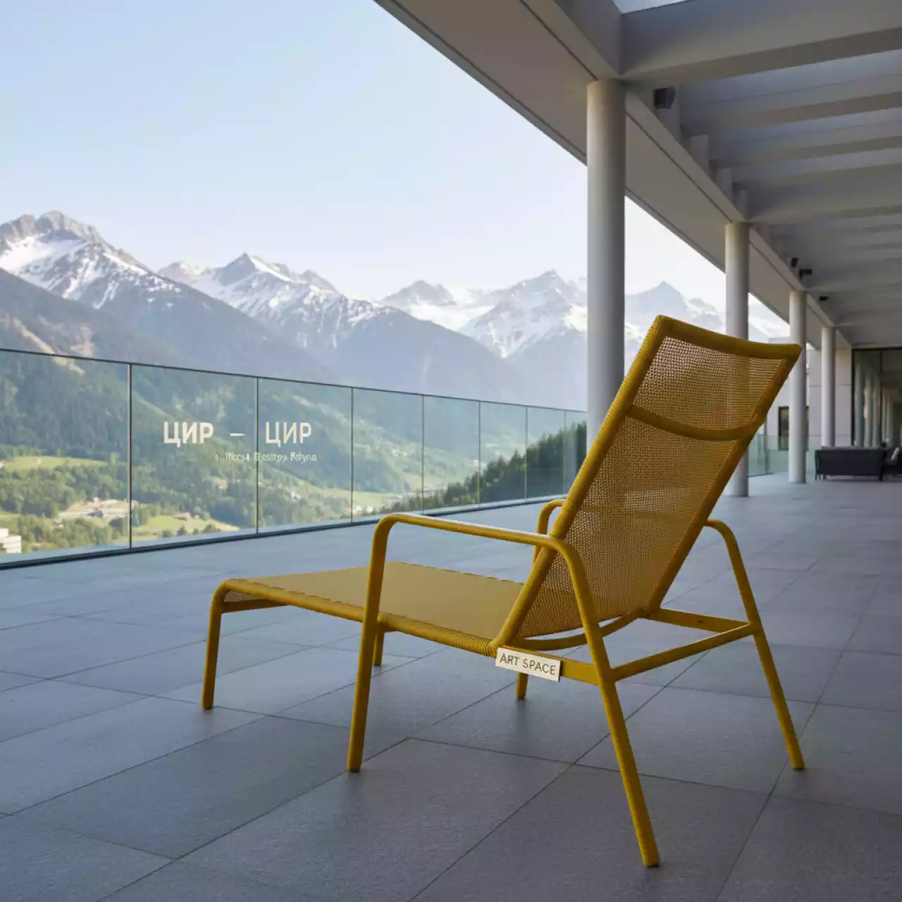 Аренда Шезлонг желтый Yellow в Rixos Krasnaya Polyana