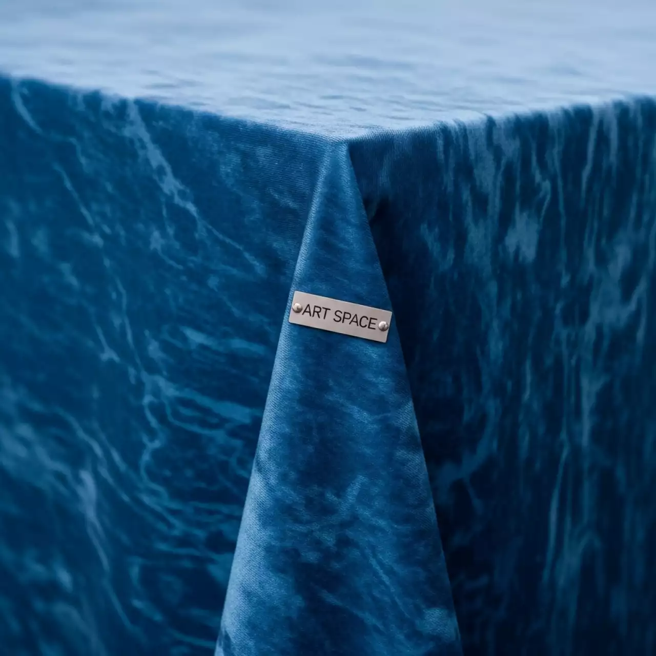 Аренда Скатерть прямоугольная "Мраморный Бархат" синяя в Alpha Sirius — ART SPACE