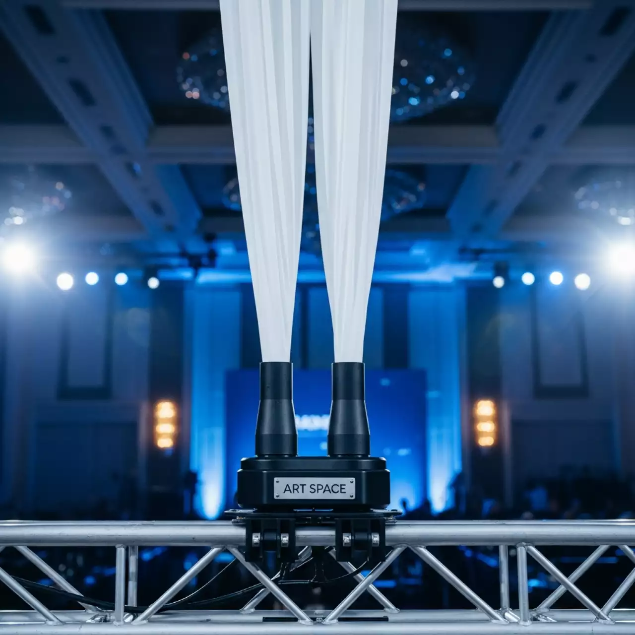 Аренда Сниффер кабуки программируемый двухсопловый втягивающий занавес в Karat Resort — ART SPACE