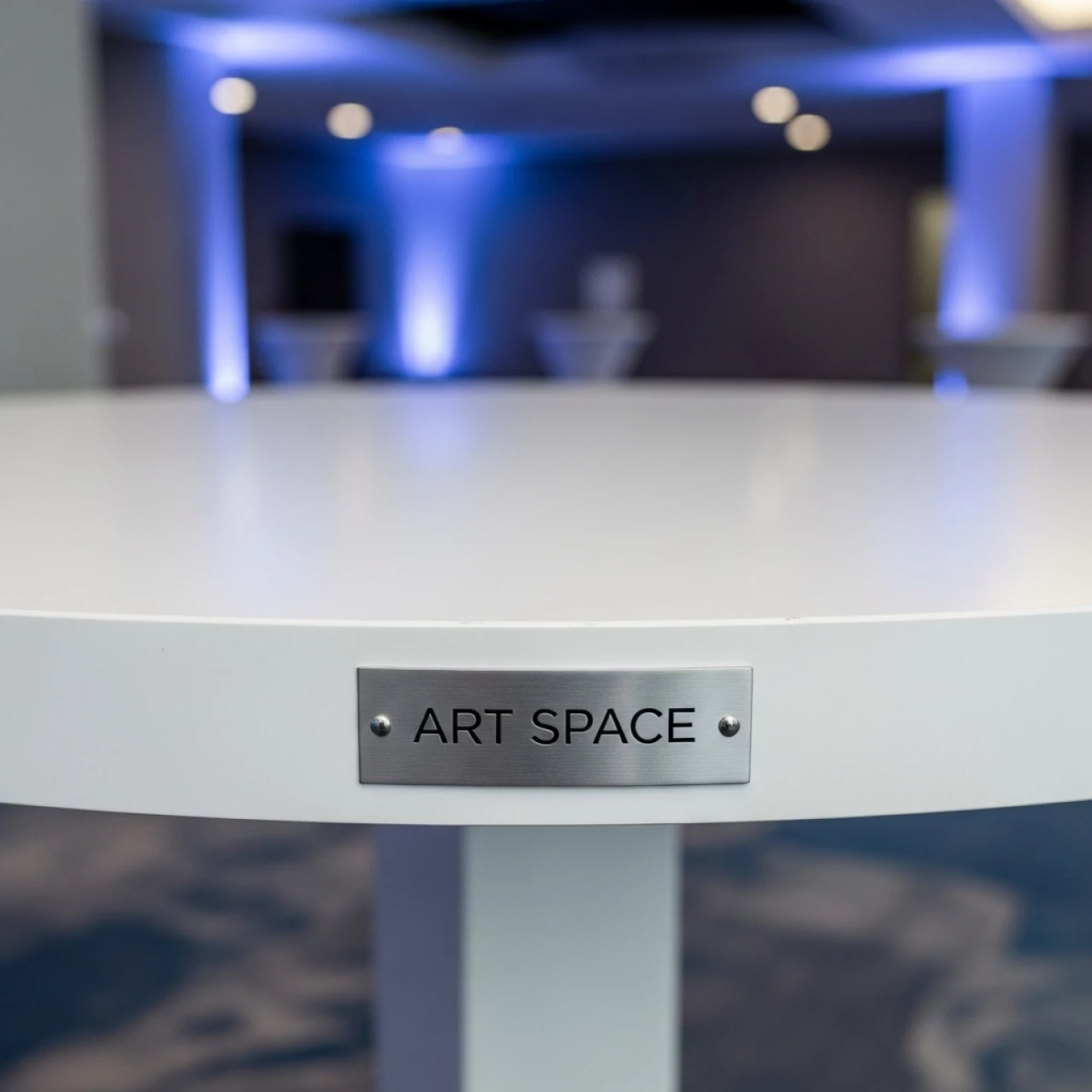 Аренда Стол круглый белый 02 082WT 70 см в Sport Inn Hotel & Wellness — ART SPACE