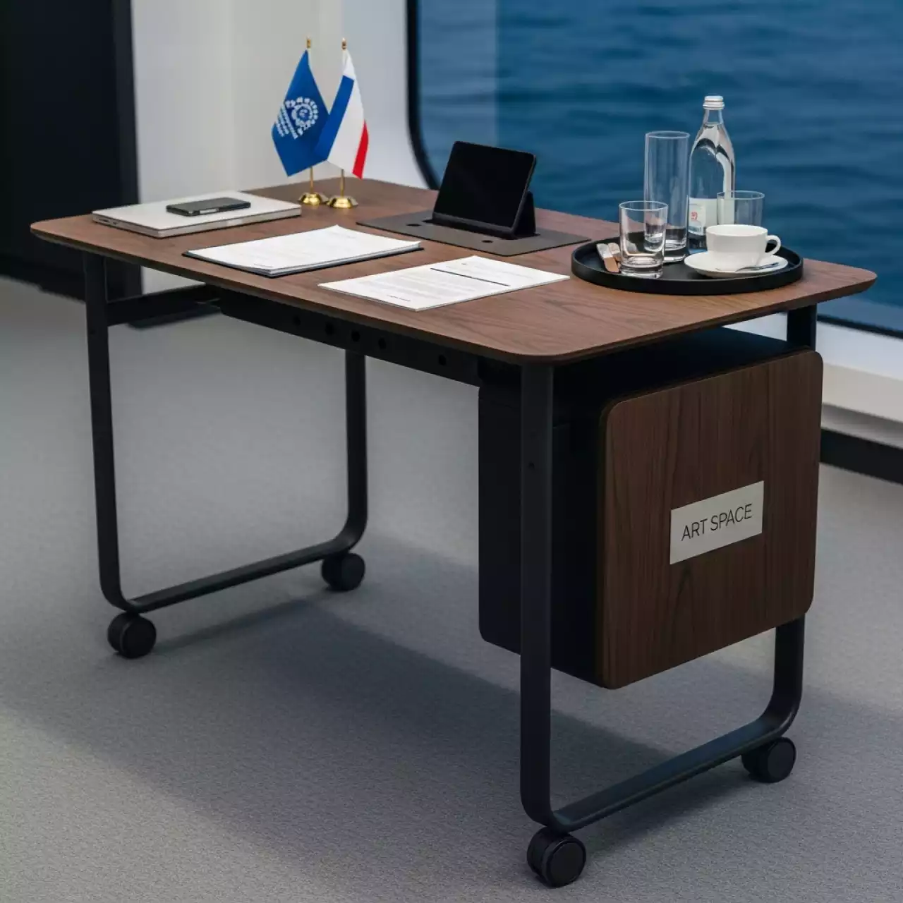 Аренда Стол мобильный складной радиусный ясень шимо антрацит 22 мм 140х70 на VIP теплоходе (Морпорт Сочи) — ART SPACE