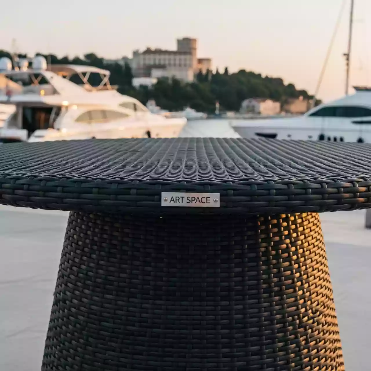 Аренда Стол на одной опоре ROTANG LUX 'Севилья' на территории Морпорта Сочи — ART SPACE