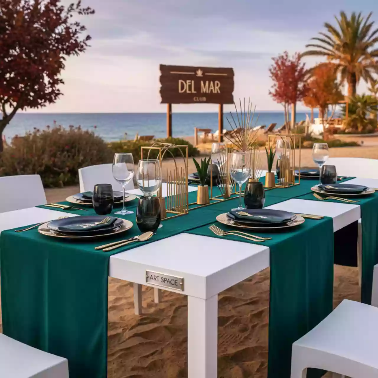 Аренда Стол пластиковый Noma Basic в пляжном клубе Del Mar
