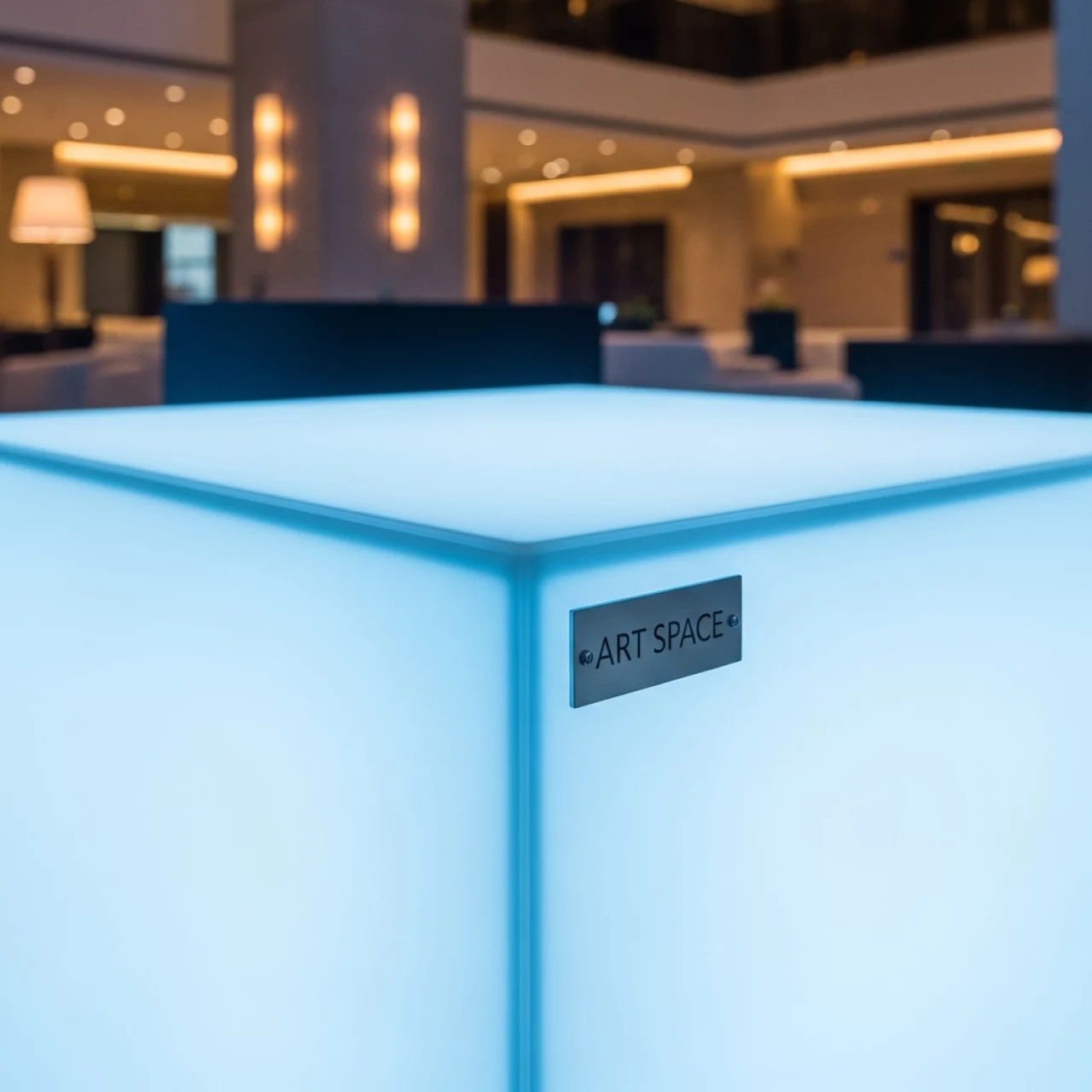 Аренда Стол светящийся Pacifico Quadro RGB Accum в Mantera Supreme — ART SPACE