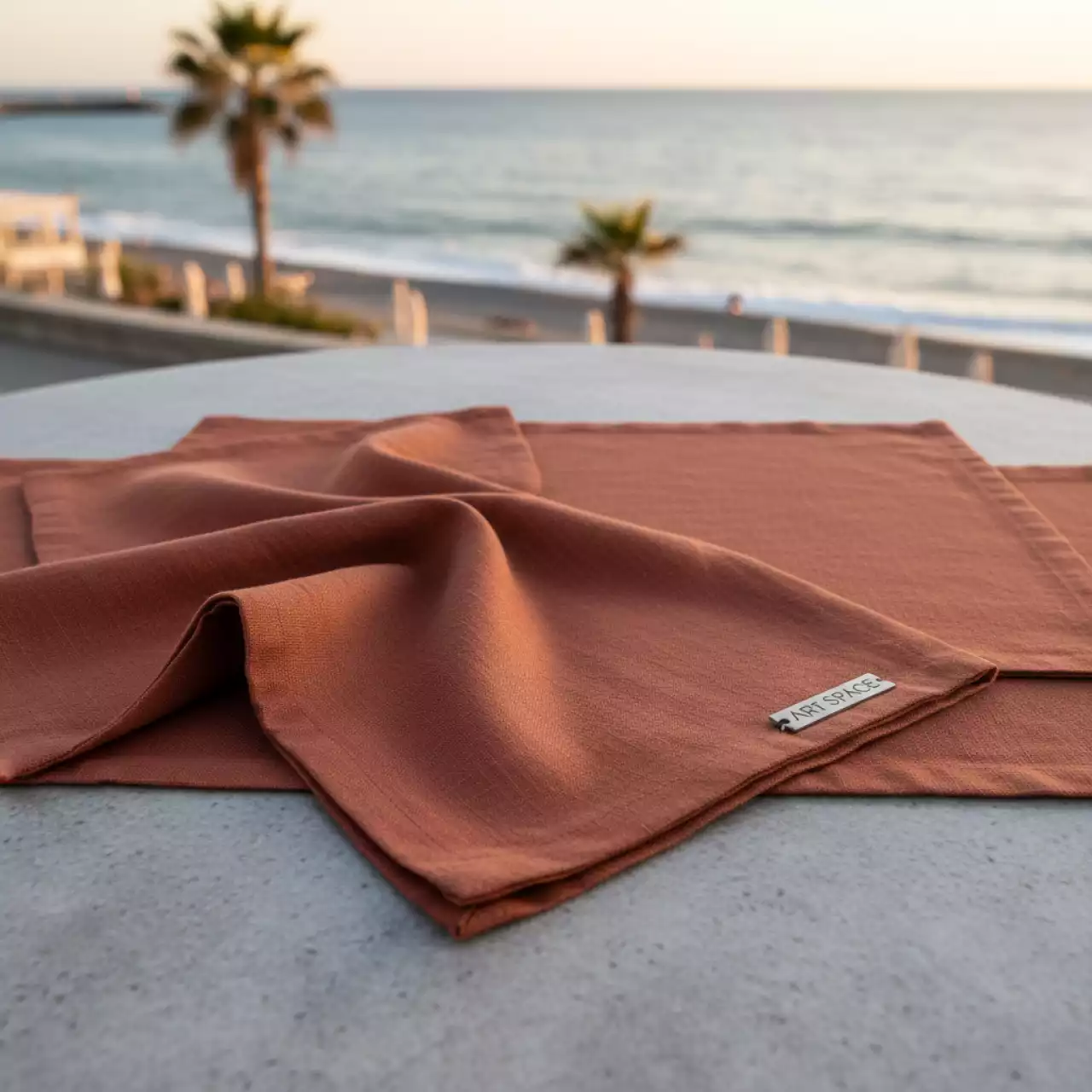 Аренда Столовый комплект 4 предмета из льна кирпичный на пляже «Ривьера» — ART SPACE