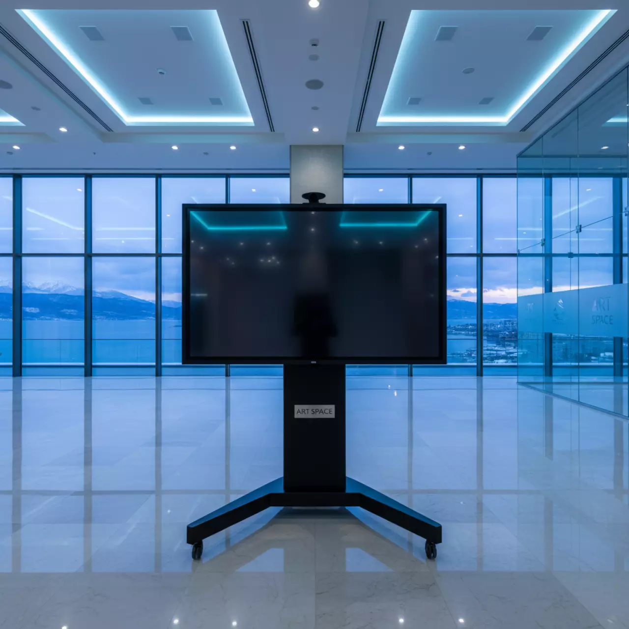 Аренда Стойка мобильная Interwrite HY 888 для интерактивных панелей 86 98 в Imeretinskiy Hotel — ART SPACE