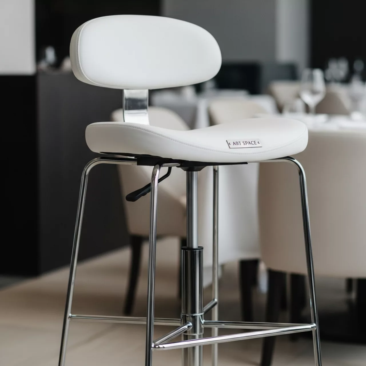 Аренда Стул барный для визажиста белый в ресторане «Паруса» — ART SPACE