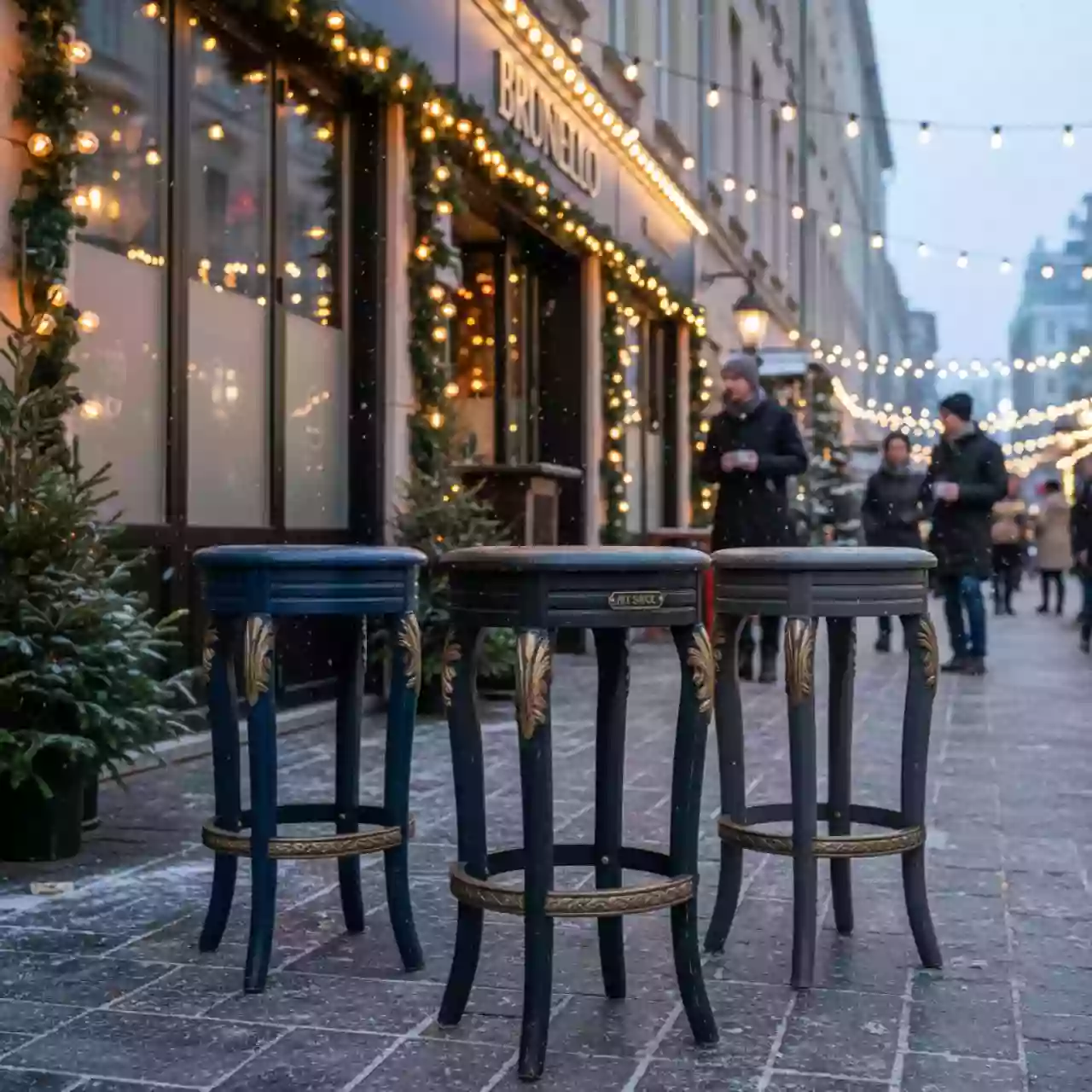 Аренда Стул барный старинный уличный деревянный в ресторане «Brunello» — ART SPACE