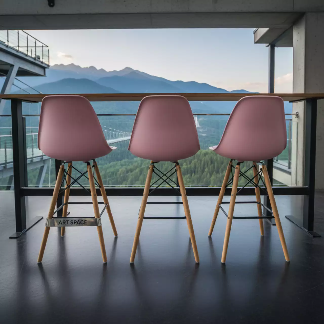 Аренда Стул Eames DSW барный розовый в Skypark Sochi