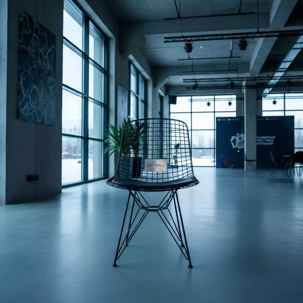 Аренда Стул металлический Eames черный