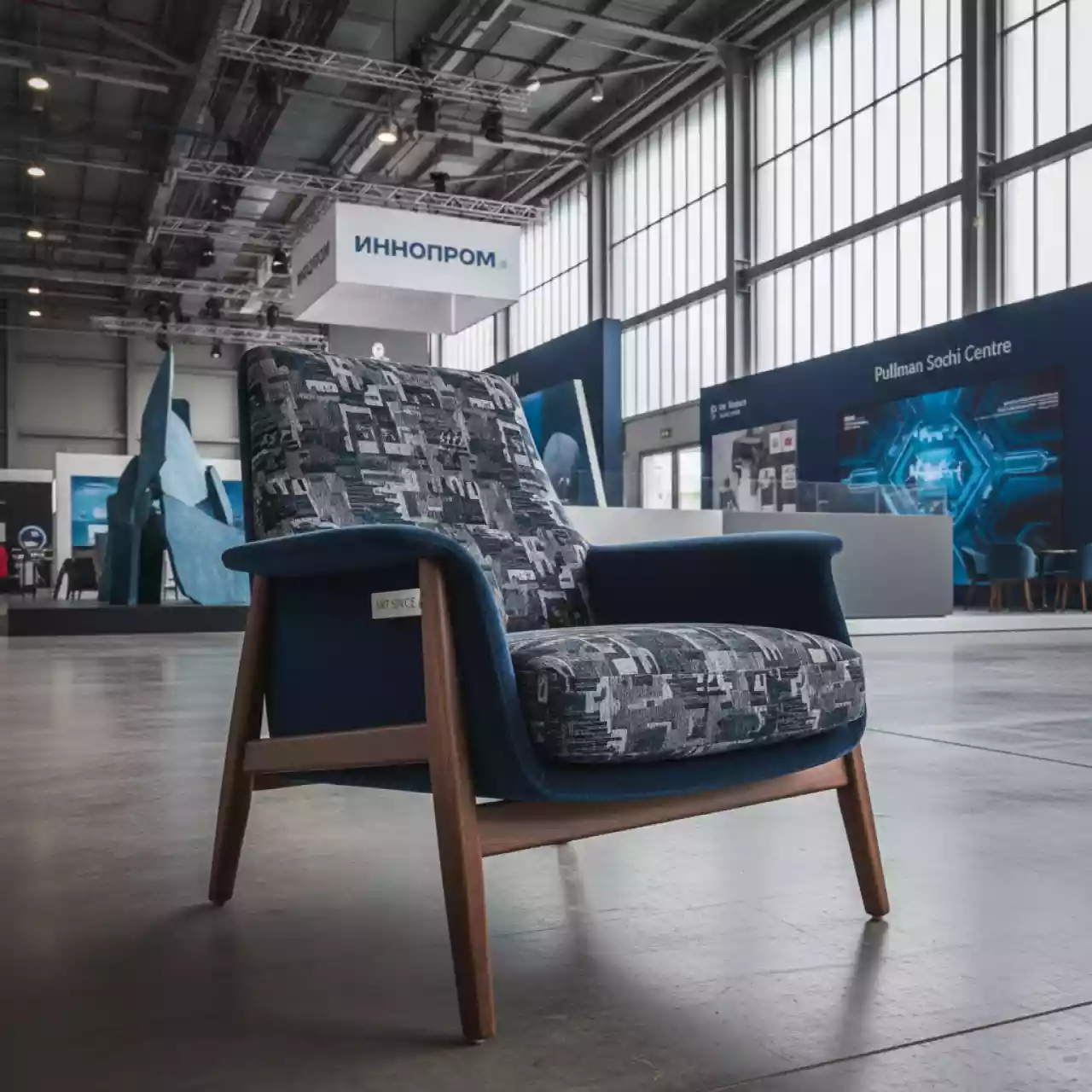 Аренда Стул Safir гобелен велюр Imperia dark blue в Pullman Sochi Centre — ART SPACE