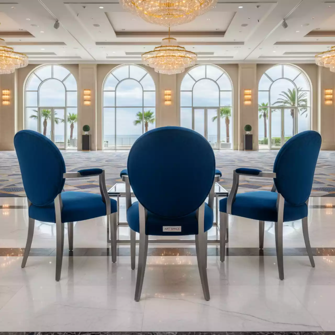 Аренда Стул Venezia на ножках с подлокотниками синий в Swissôtel Resort Sochi Kamelia — ART SPACE