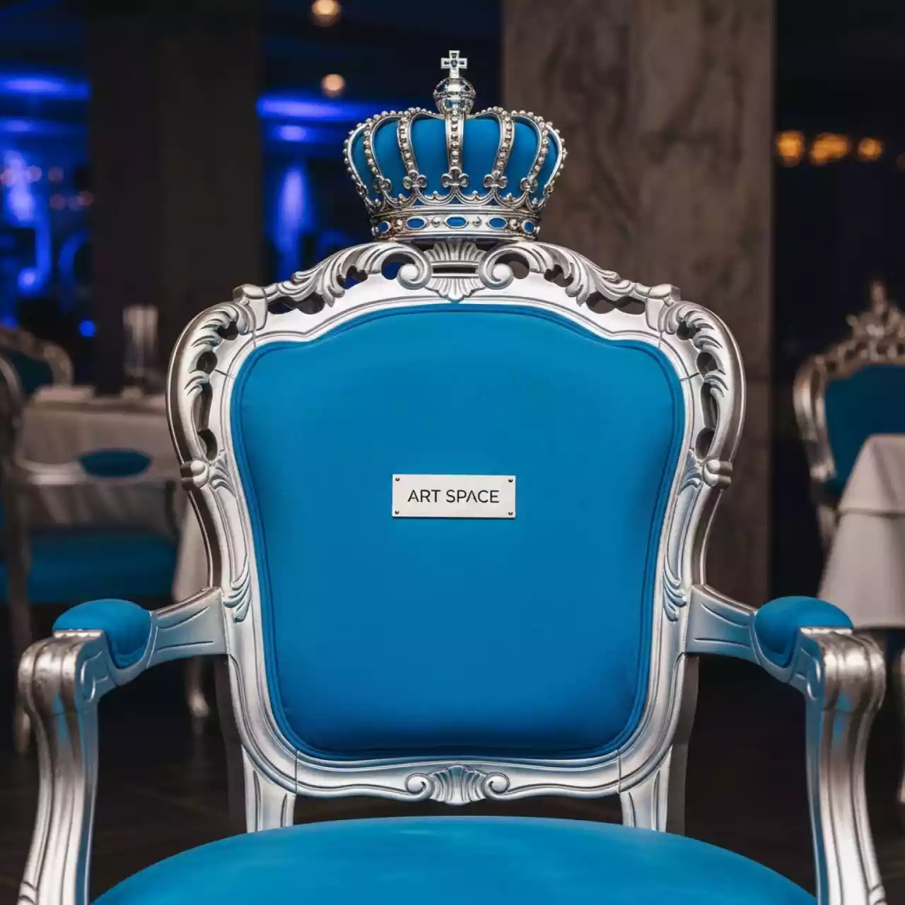 Аренда Стула Хит Античное Серебро Синяя Корона в Ресторане «Паруса» в Сочи — ART SPACE