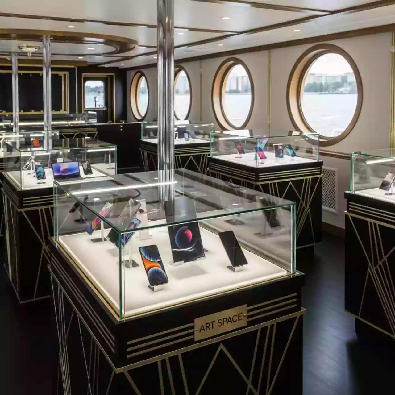 Аренда торгового оборудования и мебели для магазинов бытовой техники и электроники на теплоходе «Дагомыс» — ART SPACE