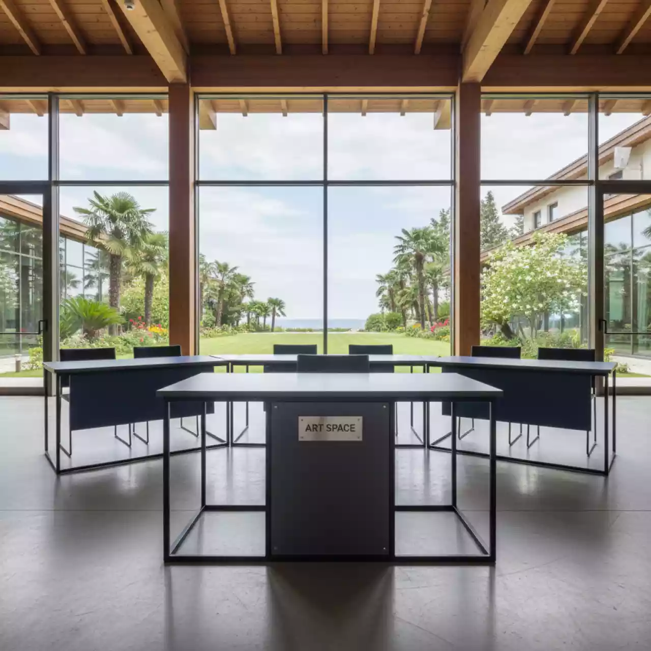 Аренда Трибуны и столы ведущего в Swissôtel Resort Sochi Kamelia — ART SPACE