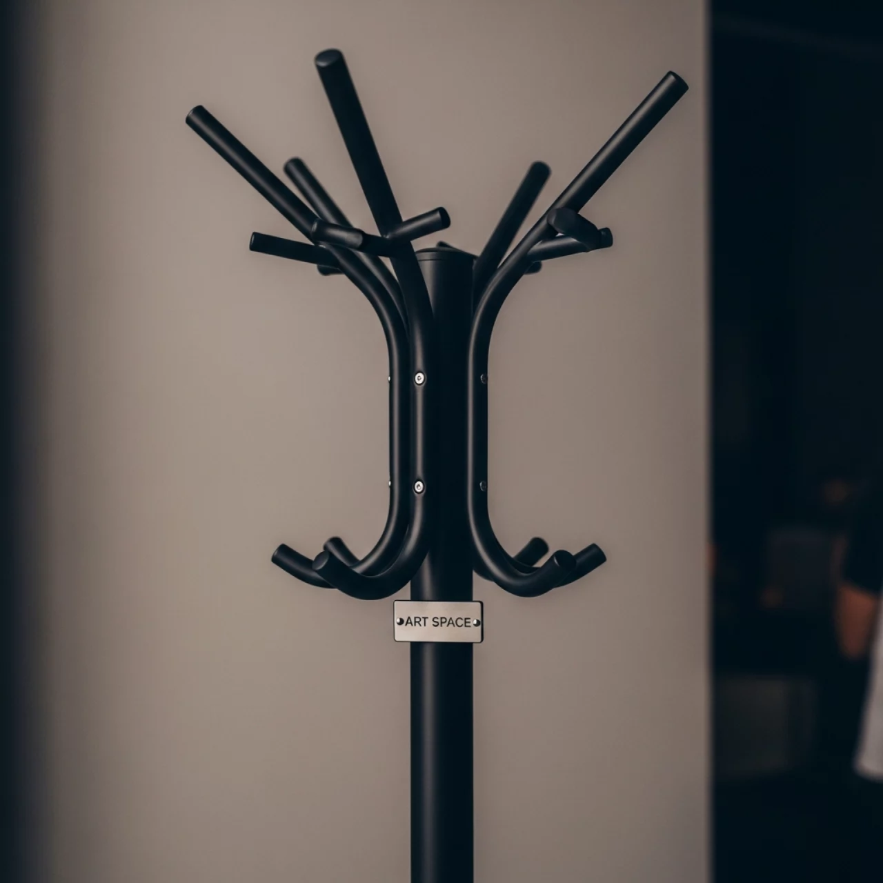 Аренда Вешалка Tjusig черная в ресторане «Паруса» — ART SPACE