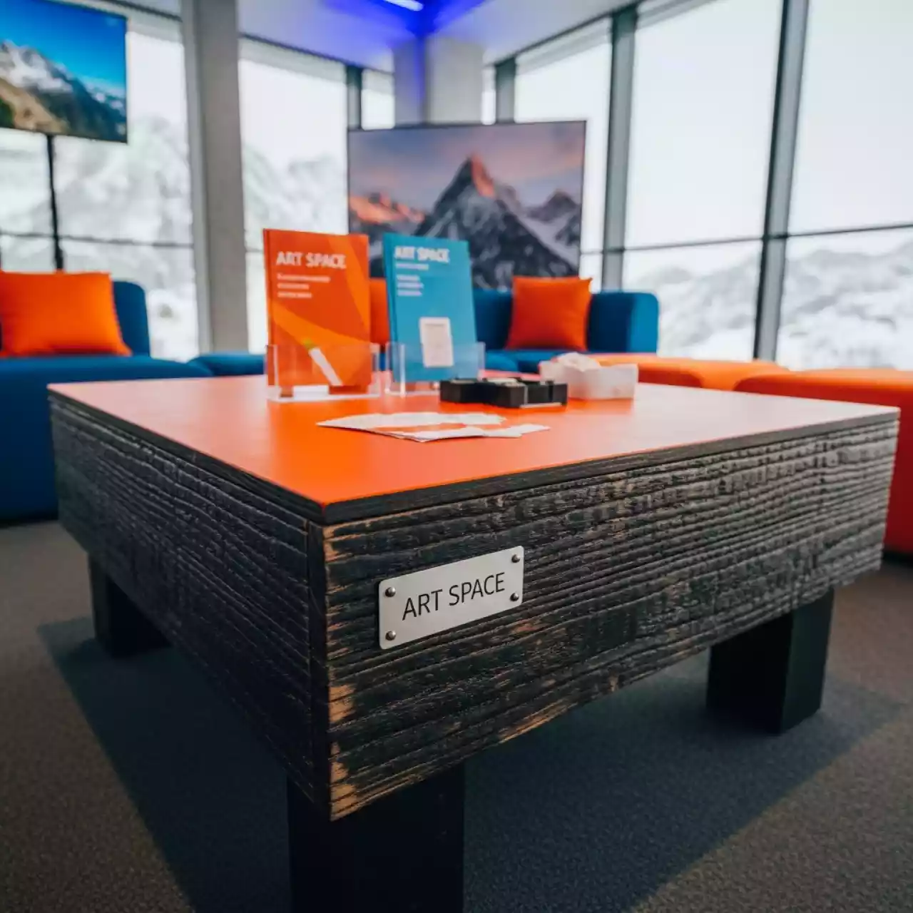 Аренда Журнальный стол обожженный с оранжевой столешницей на площадке Rosa Peak (2320м) — ART SPACE
